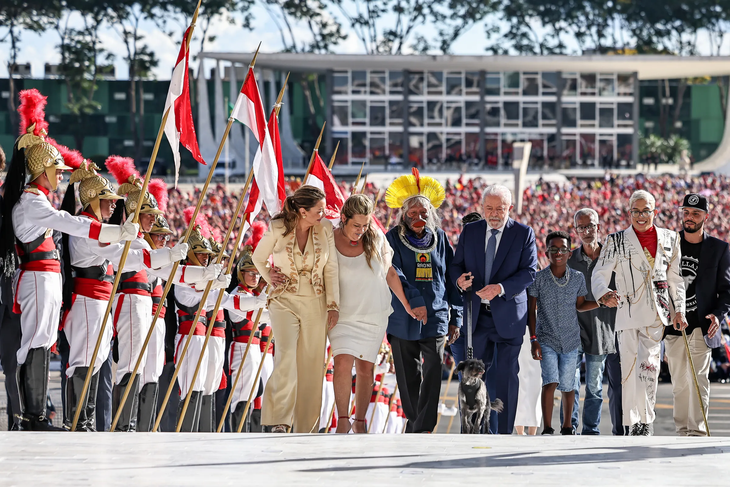 Lula sobe a rampa do Palácio do Planalto acompanhado de representantes do povo brasileiro, em 1º de janeiro de 2023.